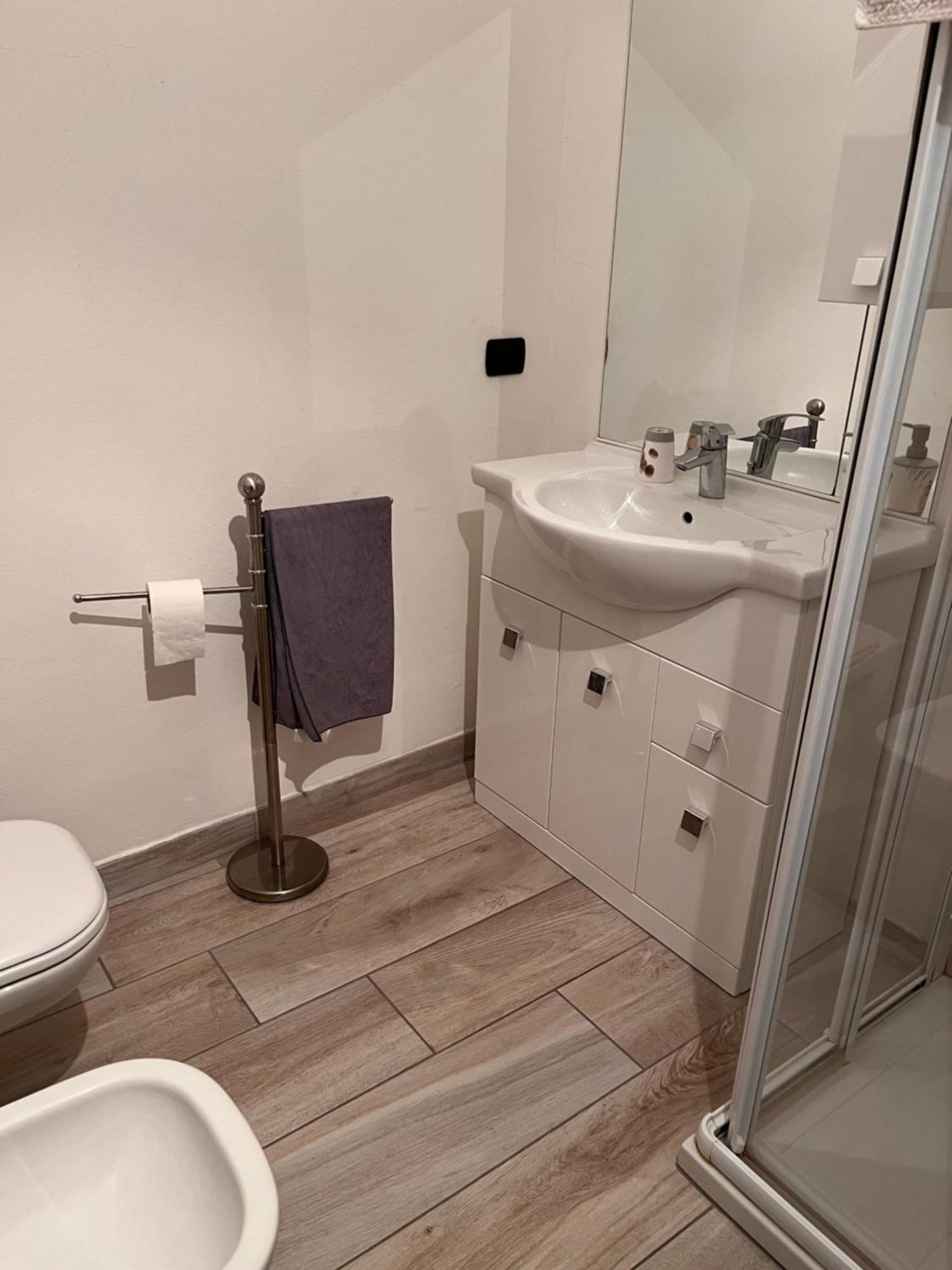 Il Cortile Como Single & Double Room In Apartment No Hotel Exterior photo